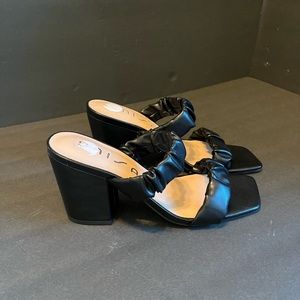 unisa sandals woman size 7 black block heels